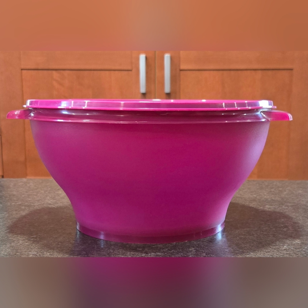 Tupperware 17 1/2 cup Servalier Bowl